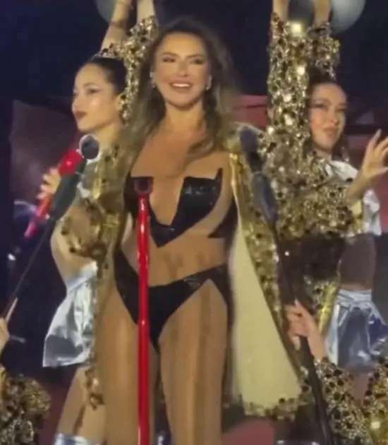 【热点】女歌手演唱会表演被批 反驳：这是艺术！