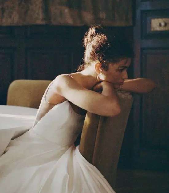 【资讯】A24新作《爱情抓马》热映！赞达亚与帕丁森拍婚纱照 - 值得一看